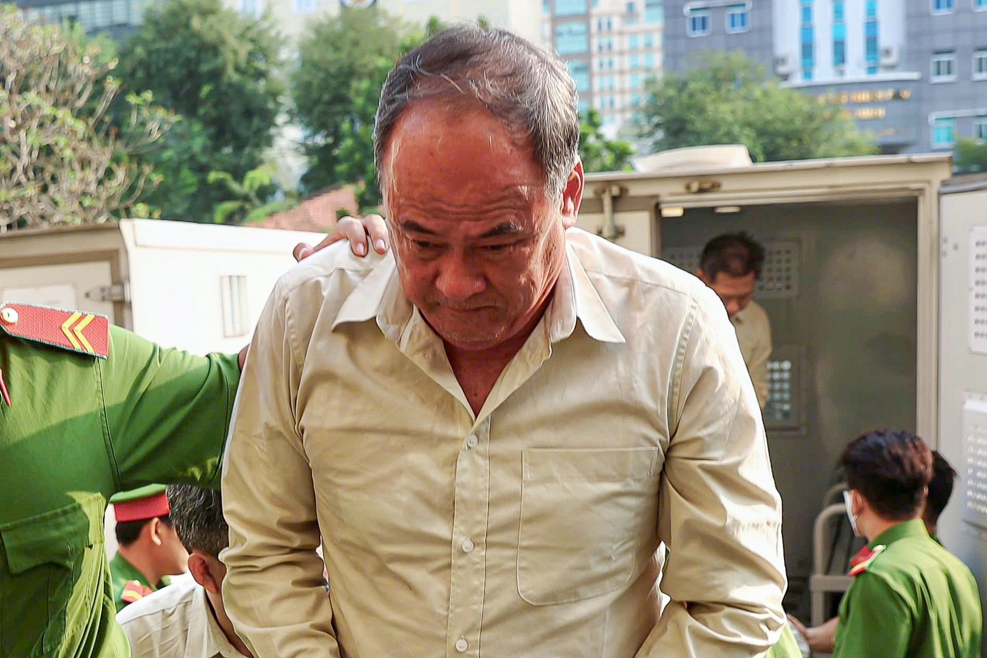 Nhận tiền ‘bảo kê’ cho cát lậu, cựu Chủ tịch tỉnh An Giang lãnh 8,5 năm tù