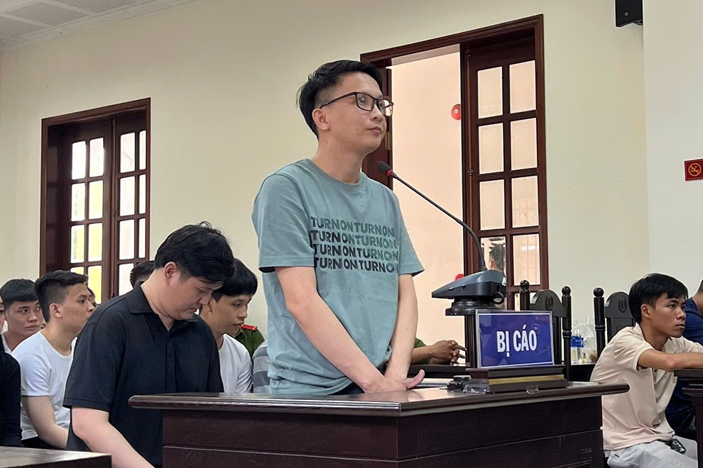 Nhóm giang hồ xông vào quán cà phê bắt cóc cô gái giữa ban ngày