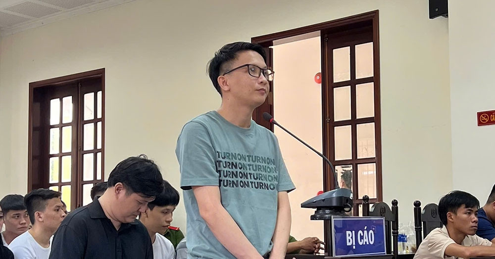Nhóm giang hồ xông vào quán cà phê bắt cóc cô gái giữa ban ngày