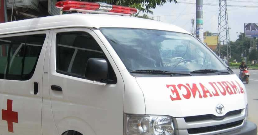 Nữ sinh liên tục la hét, tự bóp cổ, không nhận ra người thân