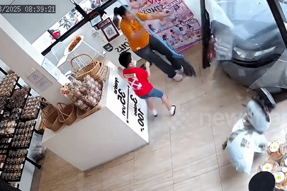 Ô tô mất kiểm soát lao vào cửa hàng bánh, 2 mẹ con thoát nạn trong gang tấc