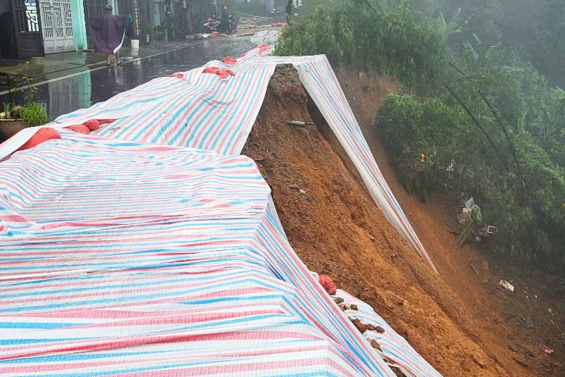 Sạt lở uy hiếp 31 nhà dân ở TP Lào Cai