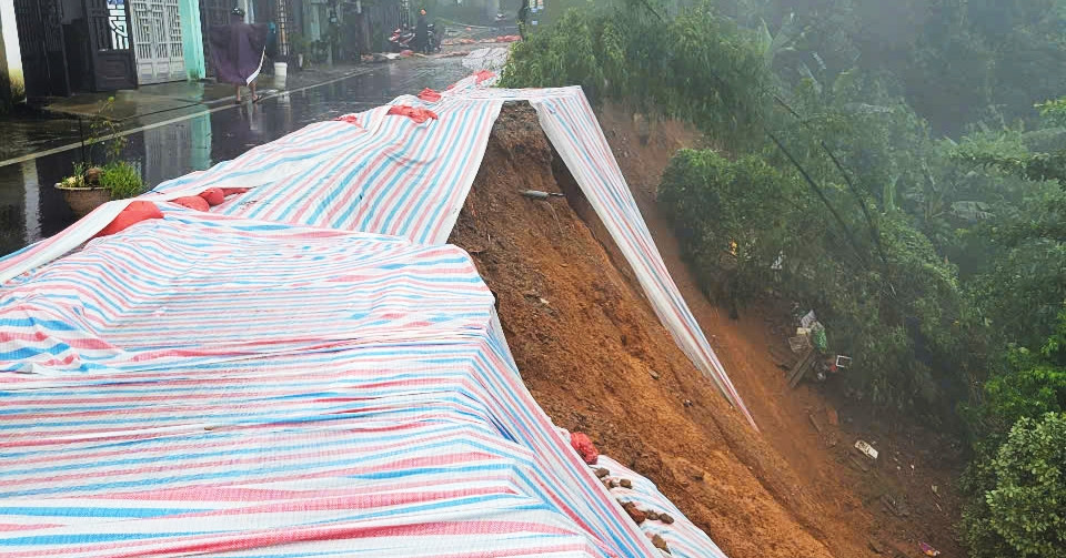 Sạt lở uy hiếp 31 nhà dân ở TP Lào Cai