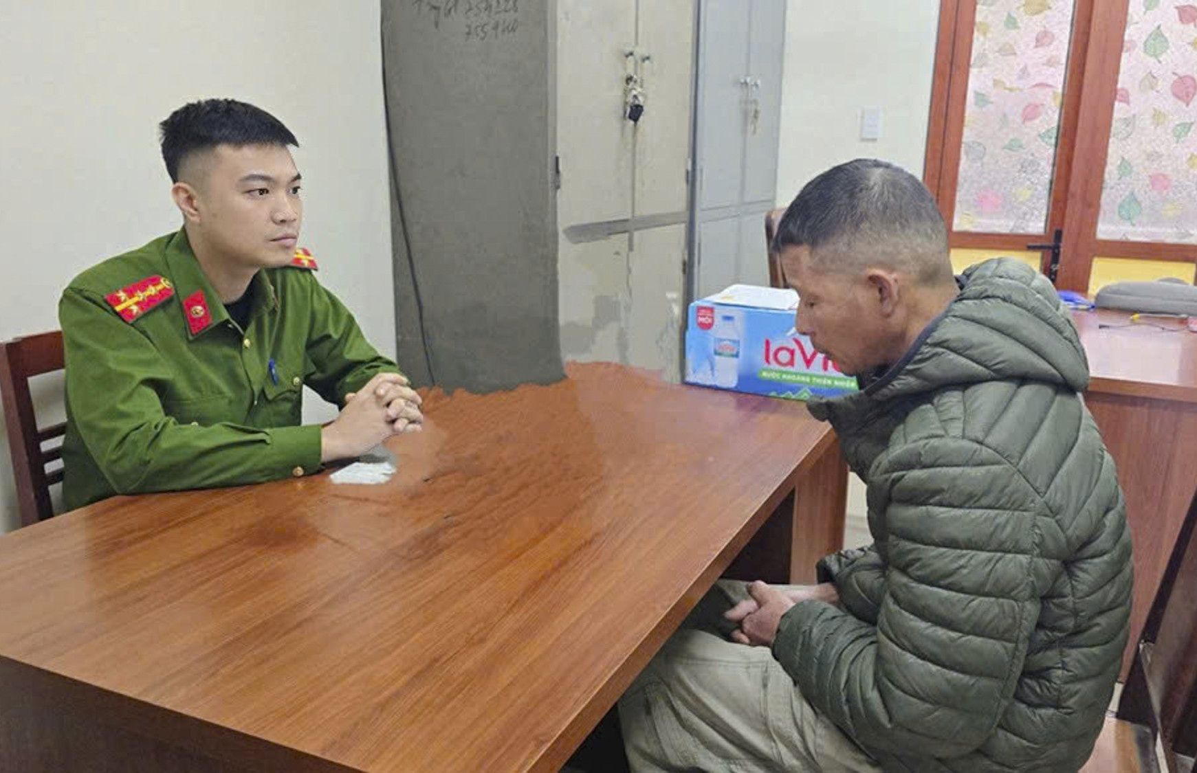 Tạm giữ đối tượng cầm kéo đâm cảnh sát ở Thái Nguyên