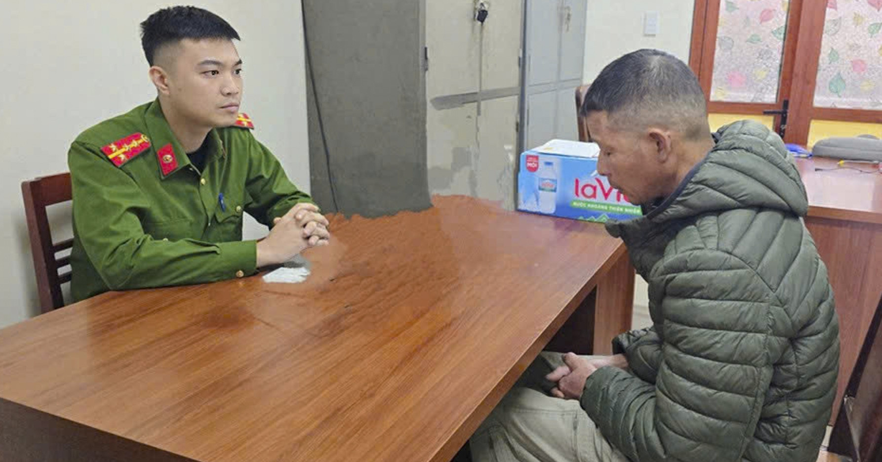 Tạm giữ đối tượng cầm kéo đâm cảnh sát cơ động ở Thái Nguyên