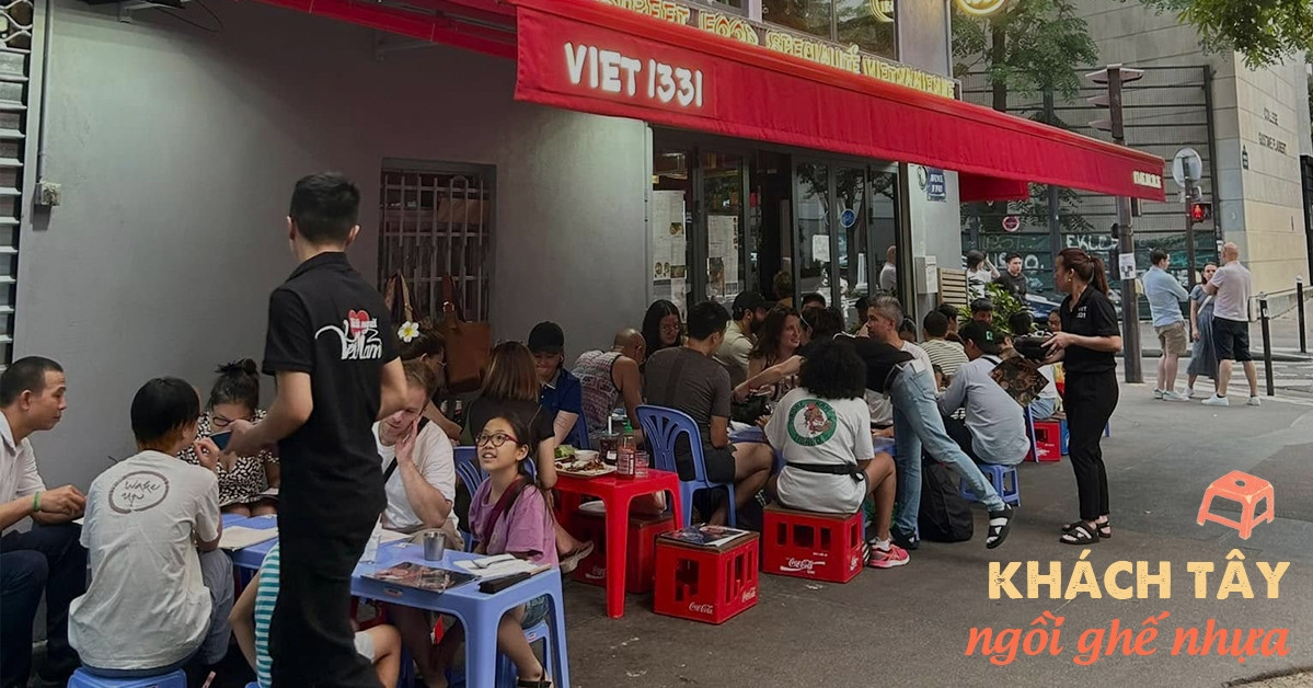 Vợ chồng Việt bán sứa chấm mắm tôm, vịt cháy tỏi ở vỉa hè Paris