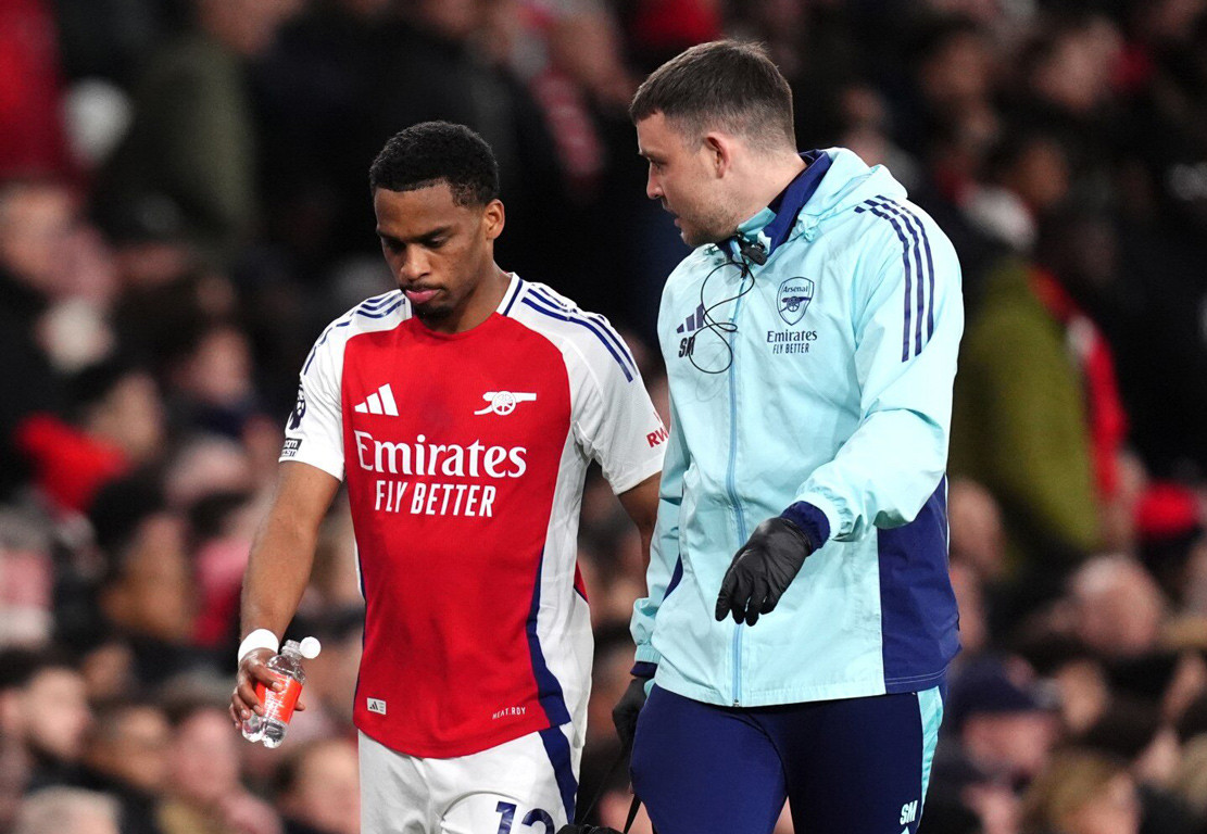 www_thesun_co_uk arsenals jurrien timber leaves pitch 984084571_ee9811.jpg