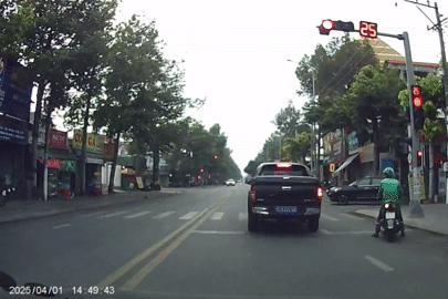 Công an xác minh ô tô biển xanh vượt đèn đỏ