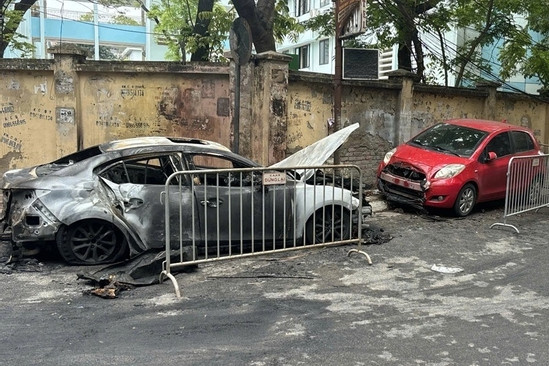 Bản tin chiều 20/4: Ô tô đỗ trong ngõ ở Hà Nội bốc cháy ngùn ngụt