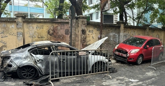 Bản tin chiều 20/4: Ô tô đỗ trong ngõ ở Hà Nội bốc cháy ngùn ngụt