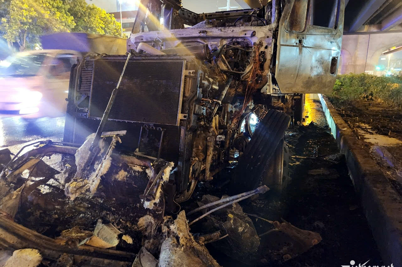 Bản tin cuối ngày 20/4: Xe container cháy ngùn ngụt trên đường ở Hà Nội