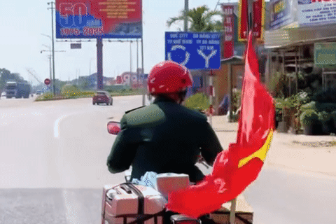 Cụ ông U80 tự lái xe máy từ Nghệ An vào TPHCM xem diễu binh gây xúc động