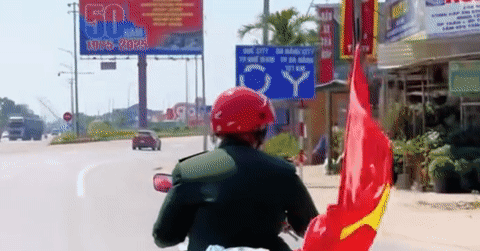 Cụ ông U80 tự lái xe máy từ Nghệ An vào TPHCM xem diễu binh gây xúc động