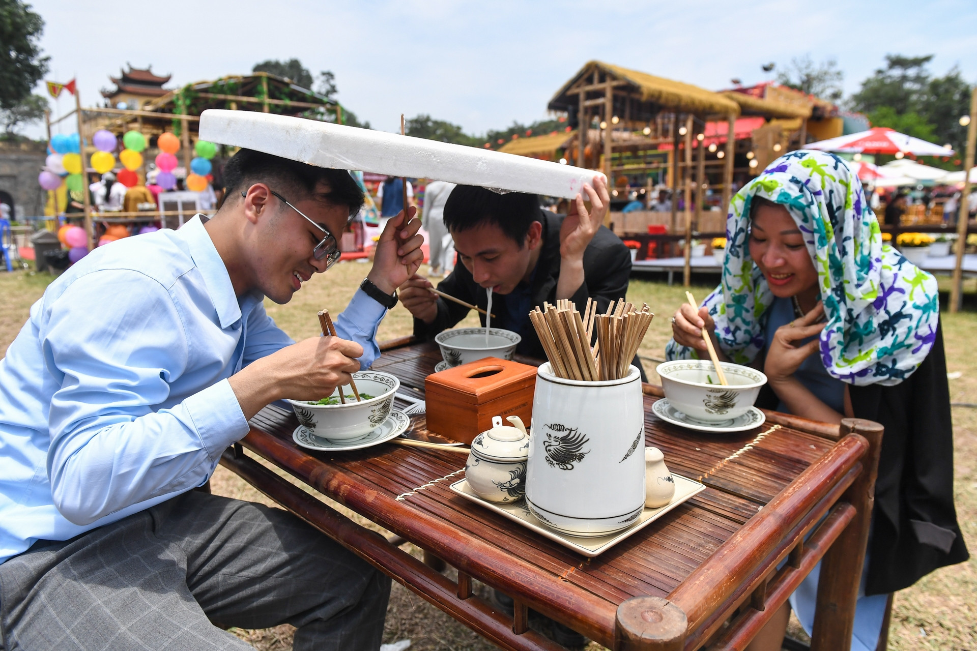 Đội nắng, chịu nóng để xì xụp bát phở giữa trưa tại Festival Phở Hà Nội