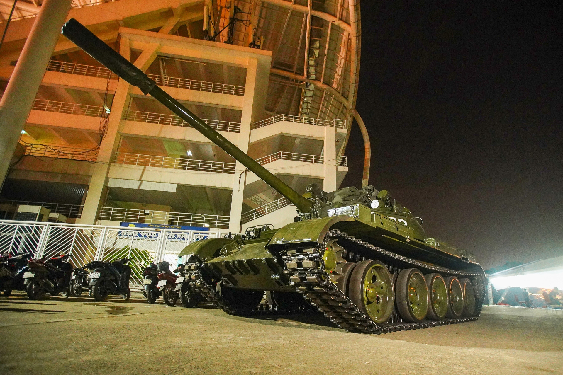 Hai xe tăng T54 lần đầu xuất hiện tại sân vận động Mỹ Đình