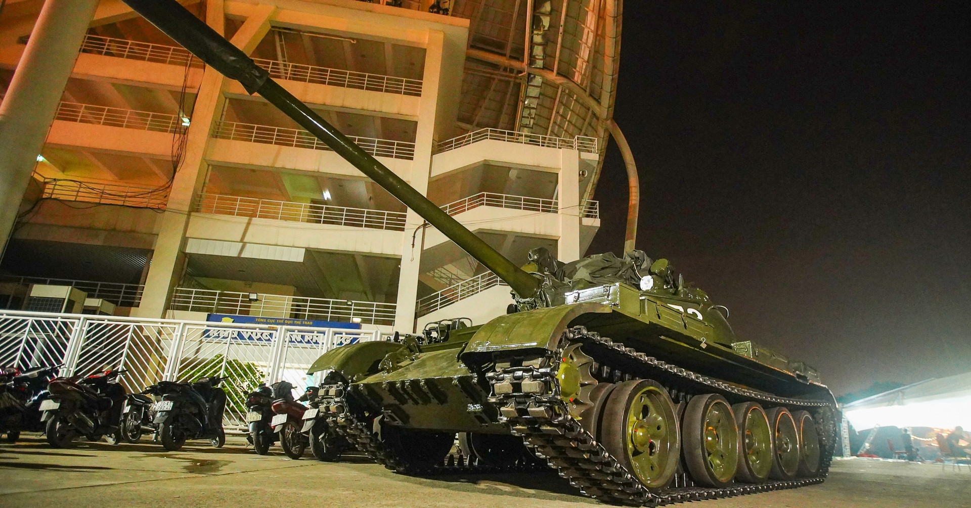 Hai xe tăng T54 lần đầu xuất hiện tại sân vận động Mỹ Đình