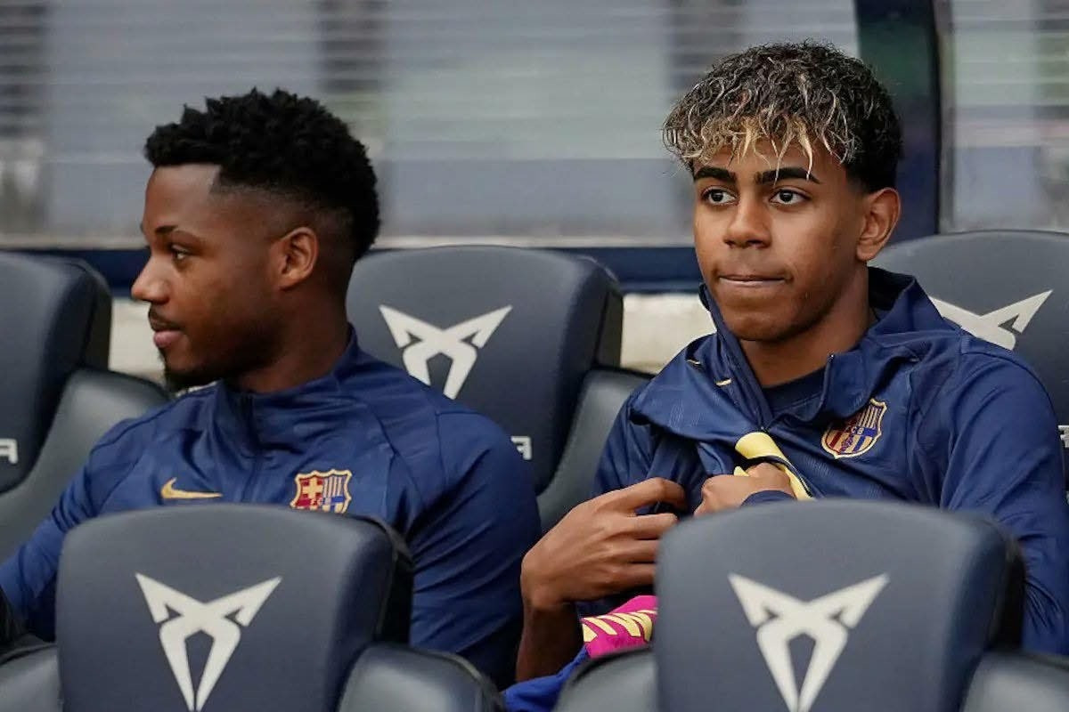 Hansi Flick khiến 3 sao Barca bất mãn, đá thúng đụng nia
