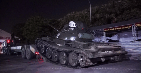 Hình ảnh hai xe tăng T-54 lần đầu lăn bánh tại sân vận động Mỹ Đình