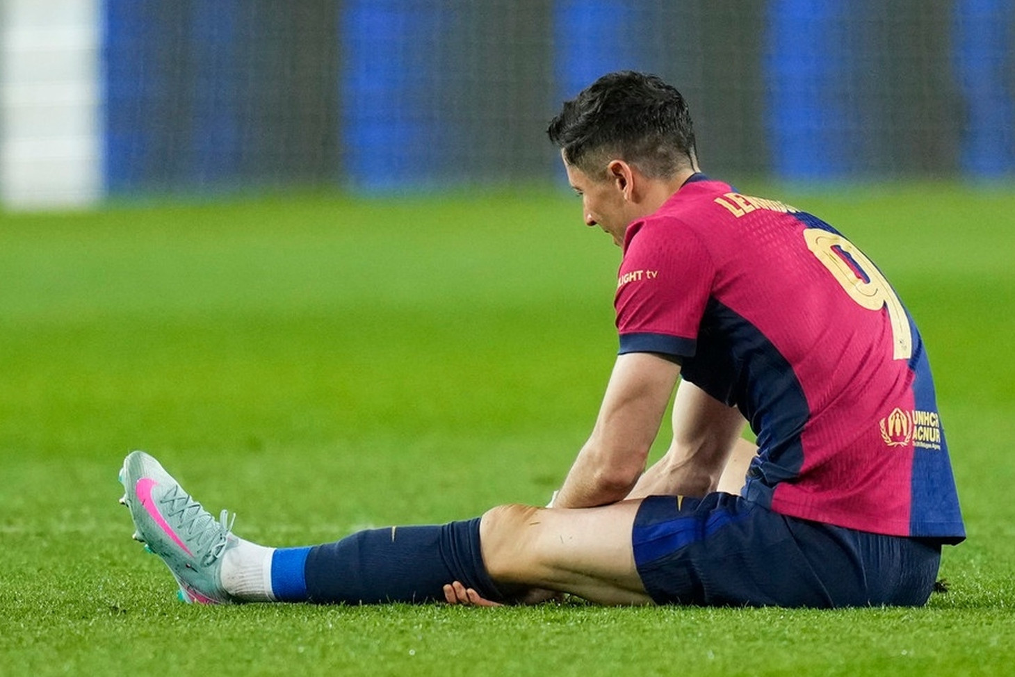 Lewandowski chấn thương, Barca bất an đấu Real Madrid và Inter