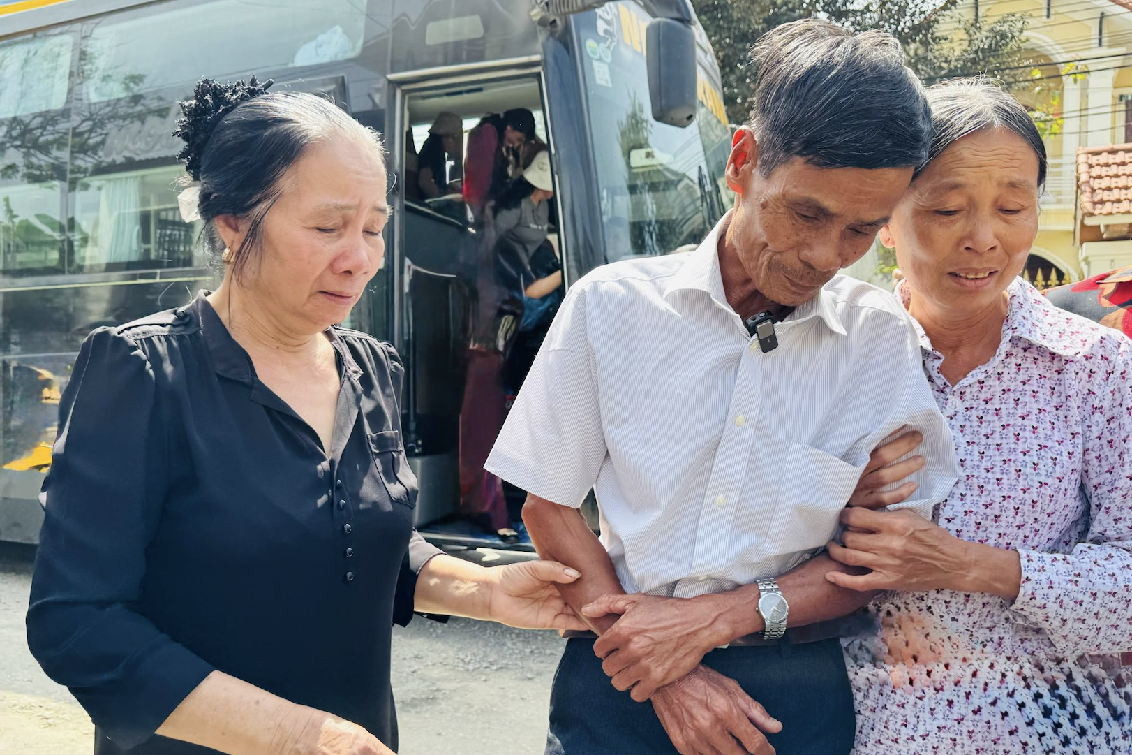 &apos;Liệt sĩ&apos; bất ngờ về sau 45 năm: Vỡ òa giây phút trùng phùng