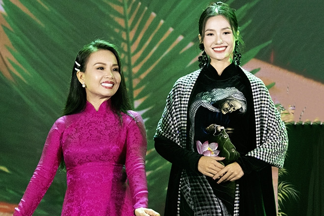 Màn hội ngộ xúc động của hoa hậu Nguyễn Thanh Hà và thần tượng Cẩm Ly