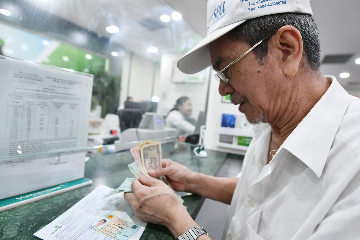 Người dân được nhận lương hưu, trợ cấp bảo hiểm xã hội tháng 5 sớm hơn thường lệ