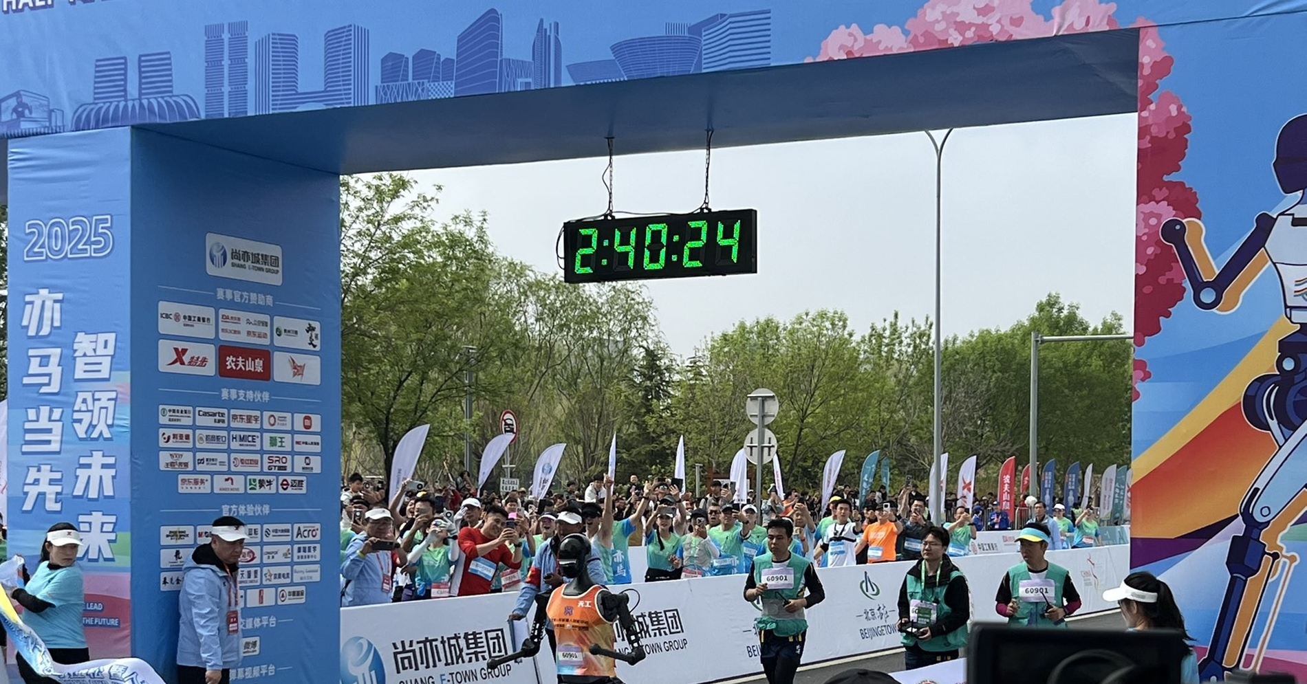 Trung Quốc phô diễn sức mạnh công nghệ qua cuộc thi chạy robot