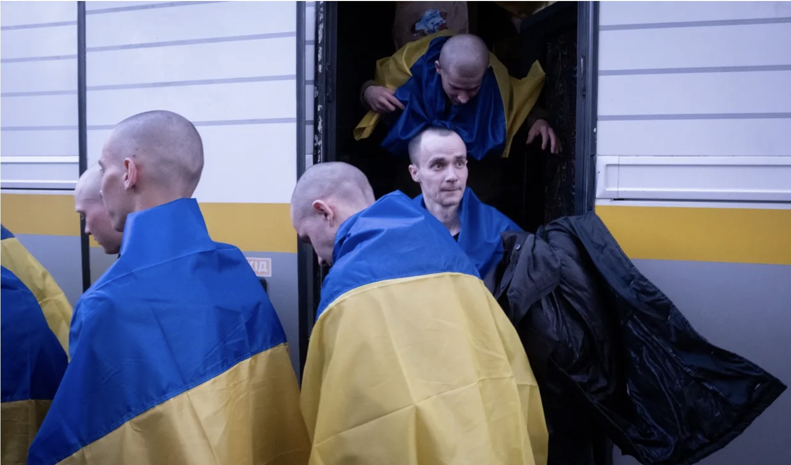 Tù binh Ukraine được Nga trao trả. Ảnh: Kyiv Independent