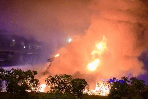 Xe container cháy ngùn ngụt trên đường ở Hà Nội