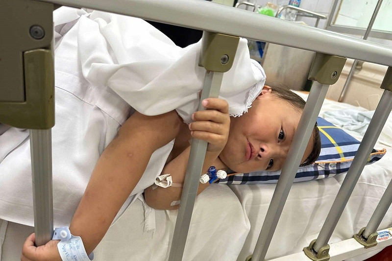 Xót xa cảnh người chồng nghèo bất lực xin cứu vợ và con bị tai nạn giao thông