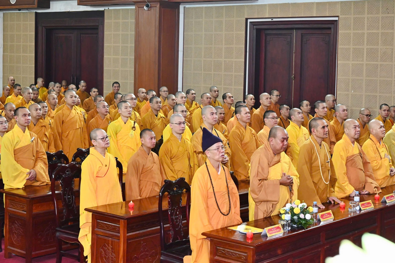 Xúc động Tăng Ni sinh hát tri ân các anh hùng liệt sĩ dịp 30/4