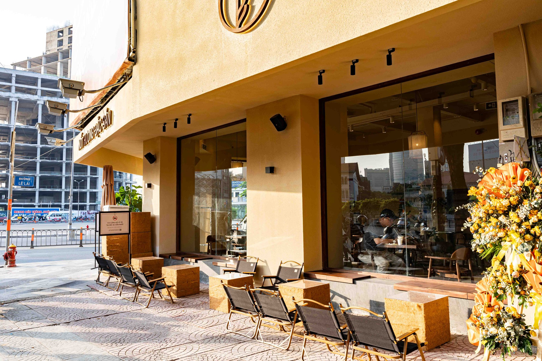 Gợi ý loạt quán cà phê sang, xịn, mịn để xem diễu binh 30/4 ở TPHCM