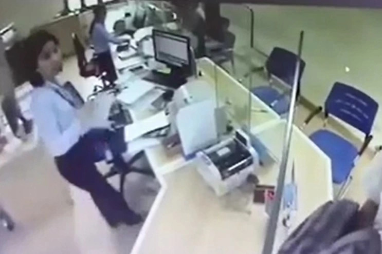 Clip nghi phạm che mặt, cầm dao cướp ngân hàng ở Hà Nội