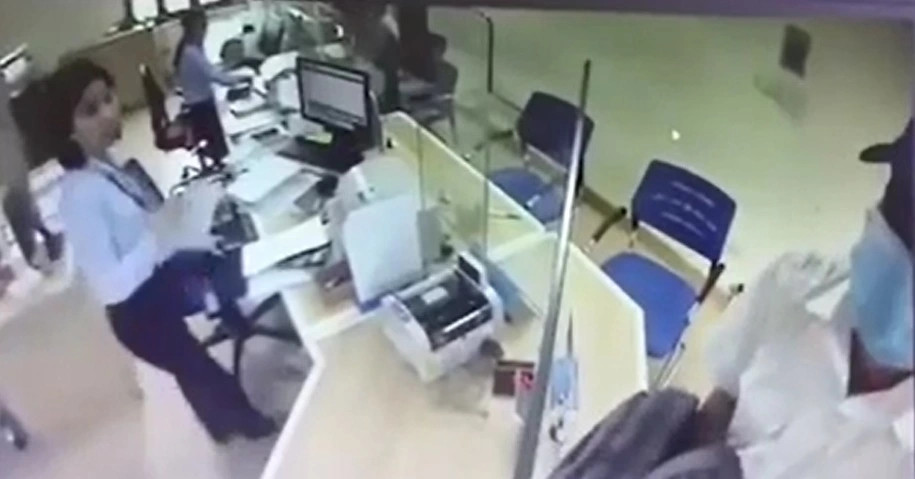 Clip nghi phạm che mặt, cầm dao cướp ngân hàng ở Hà Nội