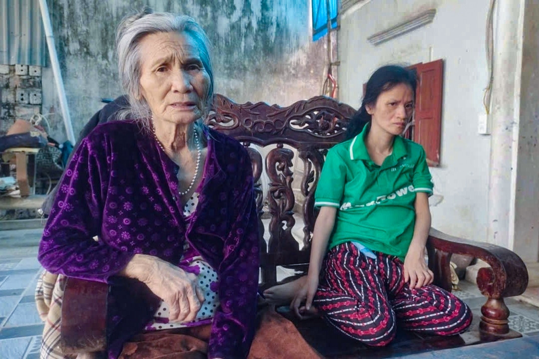 Cụ bà 80 tuổi ngày ngày vẫn đi mò cua nuôi 3 con mắc bệnh tâm thần