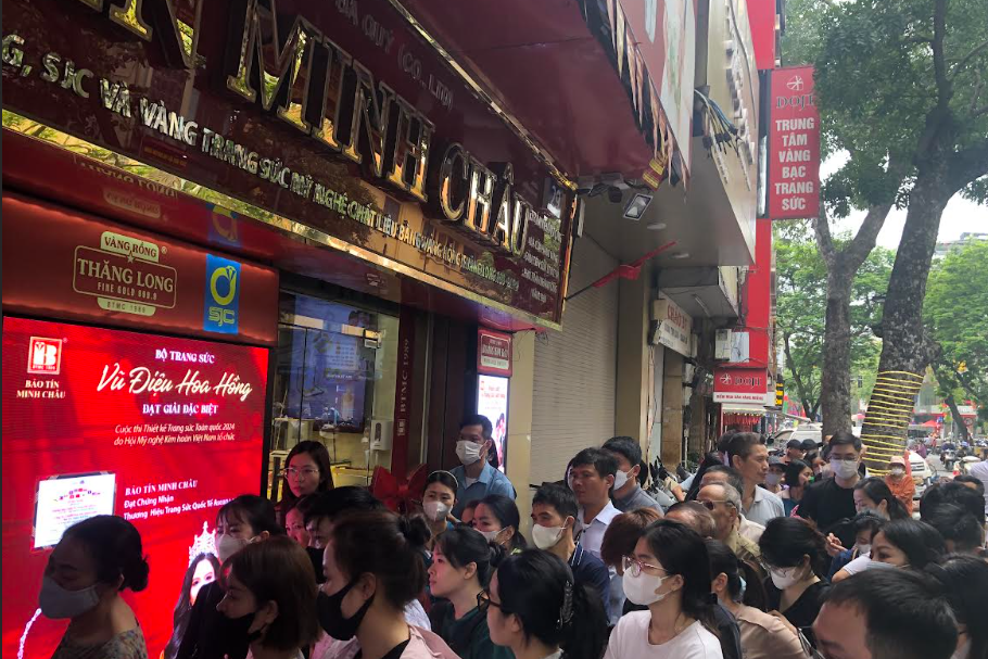 Giá vàng biến động mạnh, điều quen thuộc lại xuất hiện tại 'phố vàng' ở Hà Nội