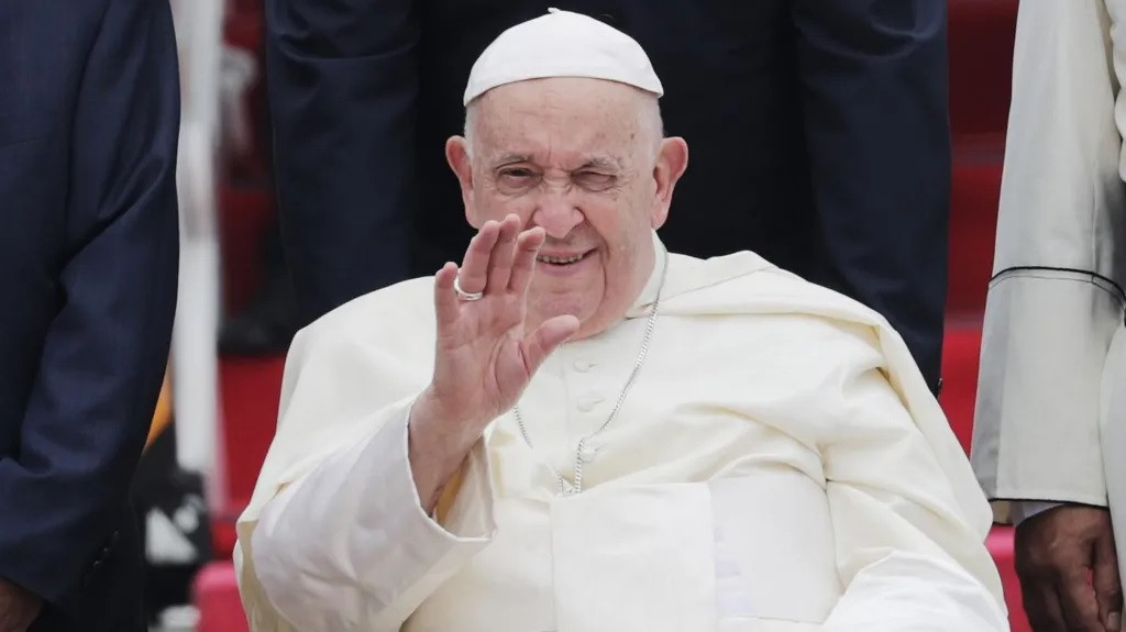 Giao hoang Francis EPA 2.jpg