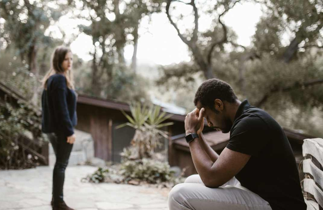 Hẹn hò 4 năm, chàng trai 'ngã ngửa' khi biết tuổi thực của bạn gái