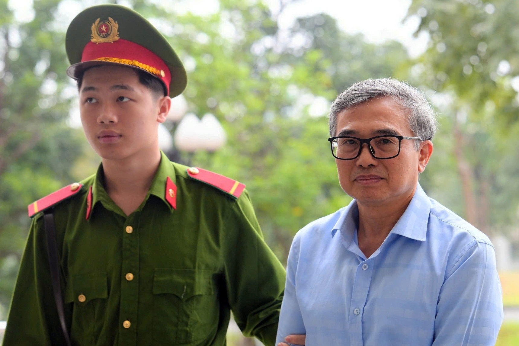 Hình ảnh dẫn giải cựu Thứ trưởng Hoàng Quốc Vượng và đồng phạm đến tòa