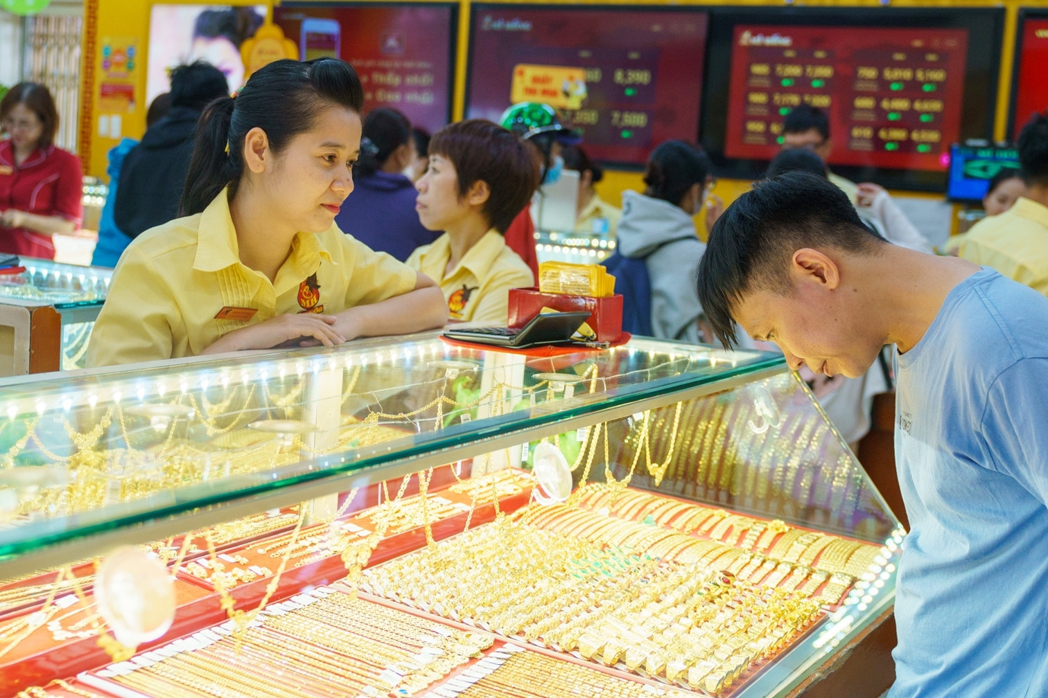 Giá vàng lập đỉnh mới vượt 122 triệu đồng/lượng, cách nào để kiềm chế?