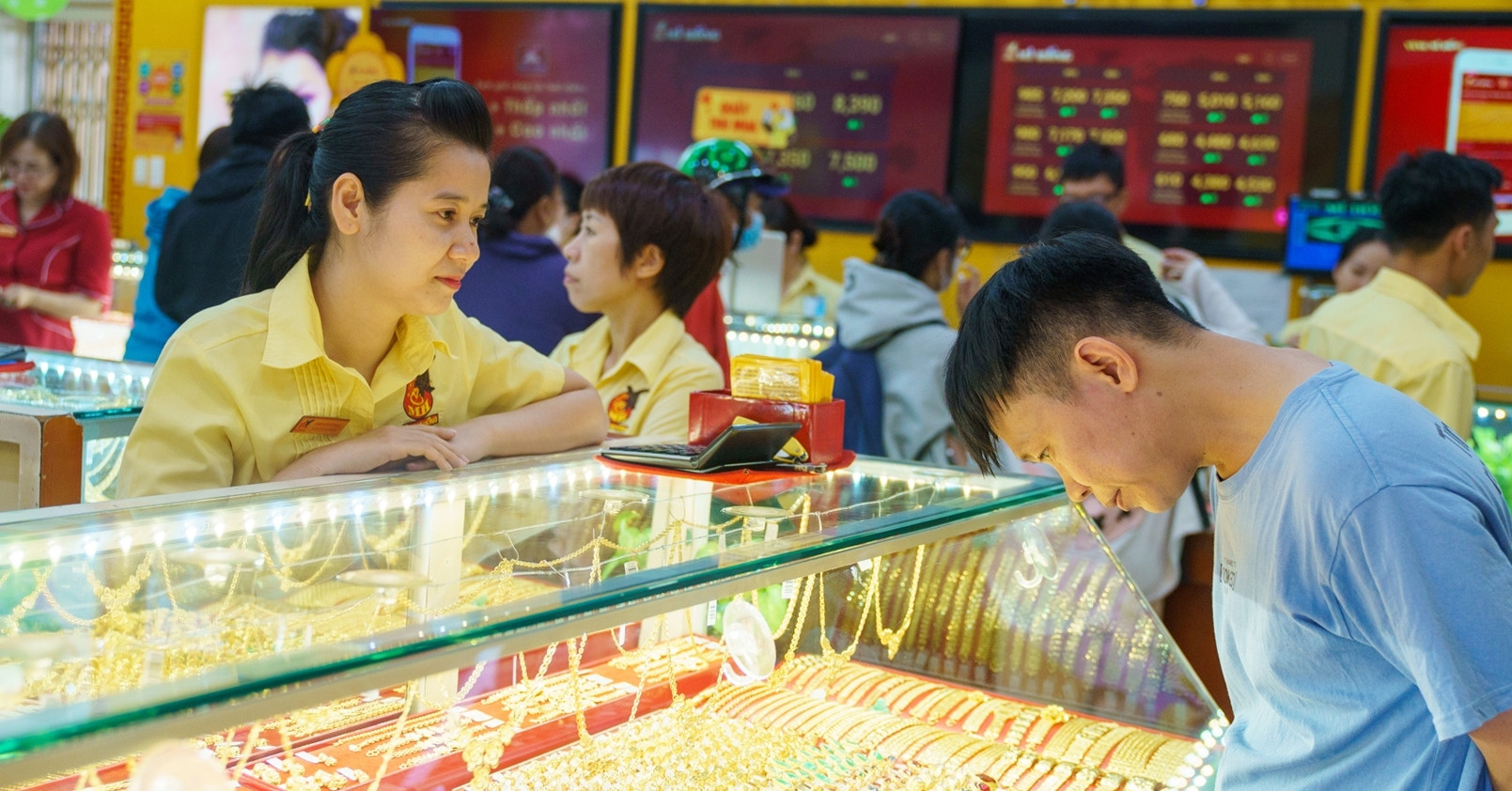 Giá vàng lập đỉnh mới vượt 122 triệu đồng/lượng, cách nào để kiềm chế?