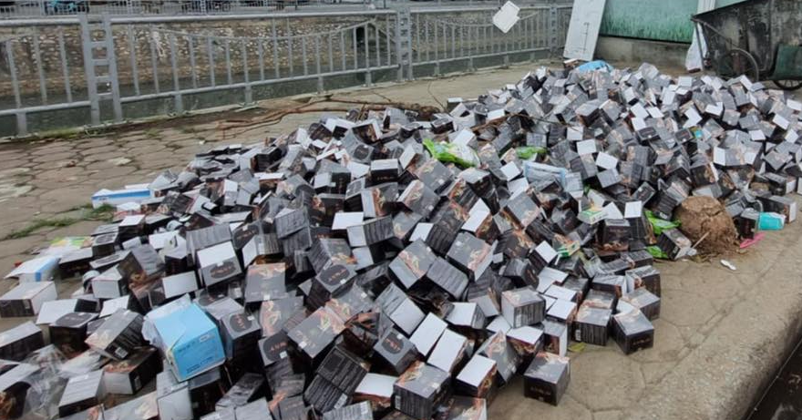 Nghìn hộp thực phẩm chức năng vứt bỏ như rác, nữ lao công ngơ ngác không rõ của ai