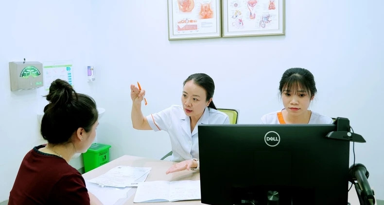 Người phụ nữ hiếm muộn bật khóc khi nhận hàng trăm triệu đồng