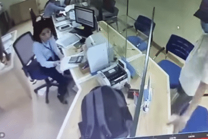 Nhân chứng kể phút giáp mặt đối tượng cầm dao cướp ngân hàng ở Hà Nội