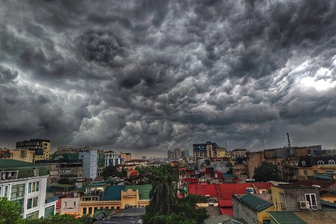 Nổi dông gió, mưa lớn, bầu trời Hà Nội tối sầm lúc 15h