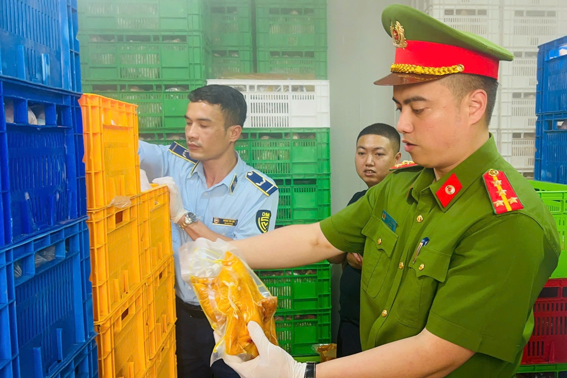 Phát hiện 20 tấn gà ủ muối, nội tạng 'bẩn' tại chợ đầu mối gia cầm ở Hà Nội