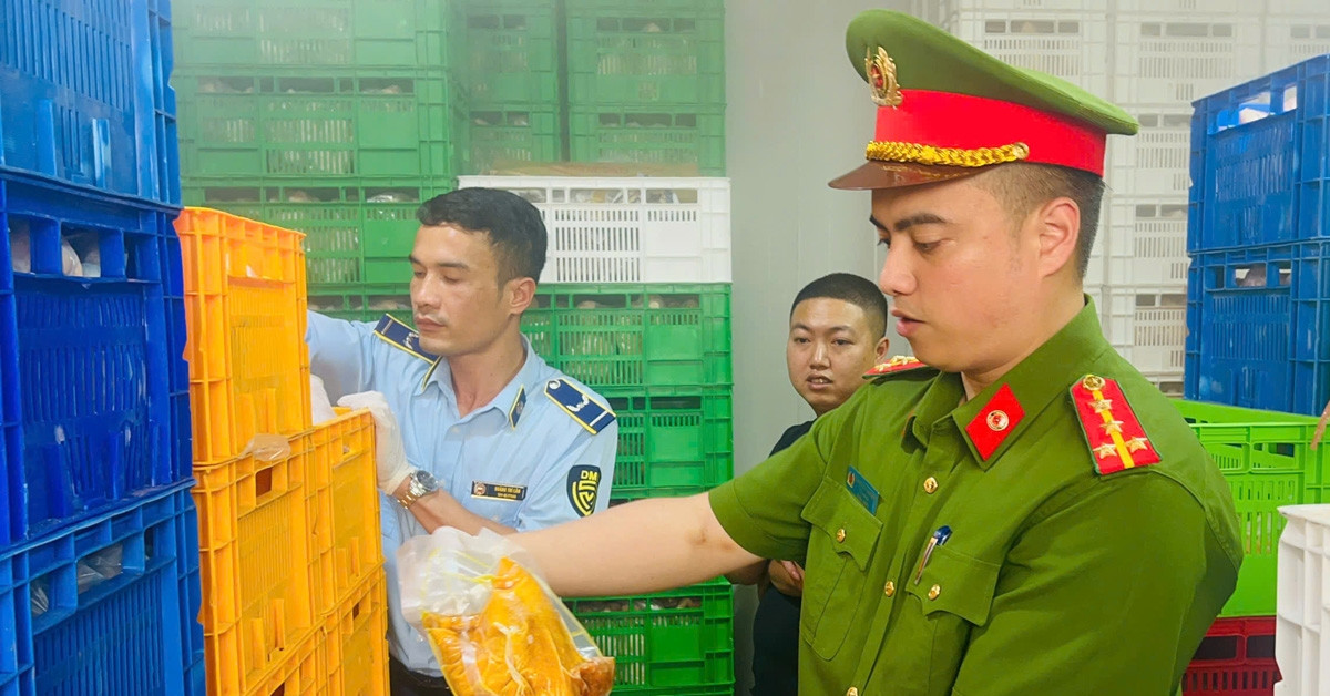 Phát hiện 20 tấn gà ủ muối, nội tạng 'bẩn' tại chợ đầu mối gia cầm ở Hà Nội