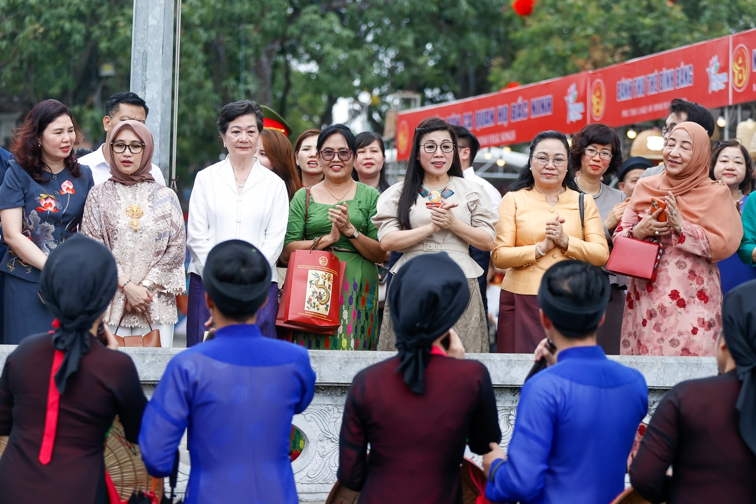 Phu nhân Thủ tướng chia sẻ về Bắc Bling, nghe quan họ với các nhà ngoại giao nữ