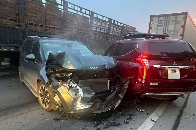 Tai nạn liên hoàn trên cao tốc Nội Bài - Lào Cai, ít nhất 6 ô tô hư hỏng