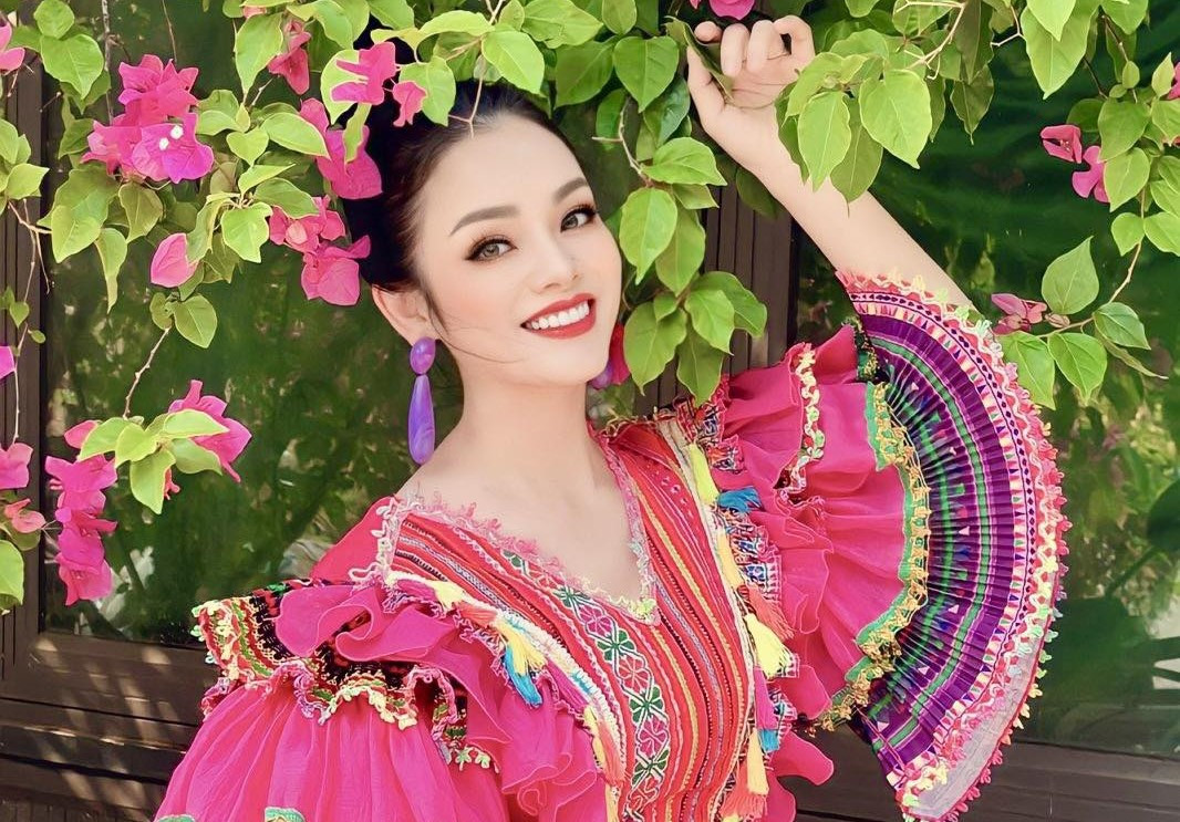 Ca sĩ Tân Nhàn hát chương trình kỷ niệm 50 năm thống nhất đất nước